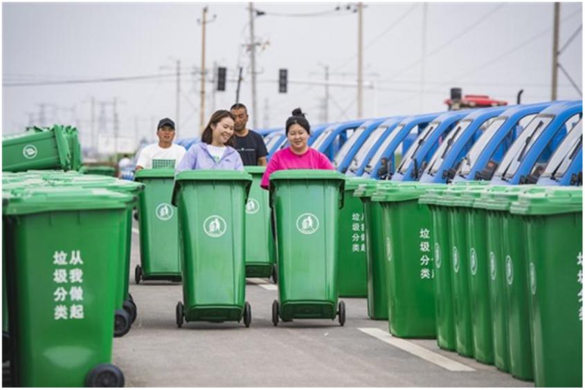 　　昌吉市二六工镇，各村村干部在领取电动垃圾清运车和配套垃圾箱。何龙 文/图

