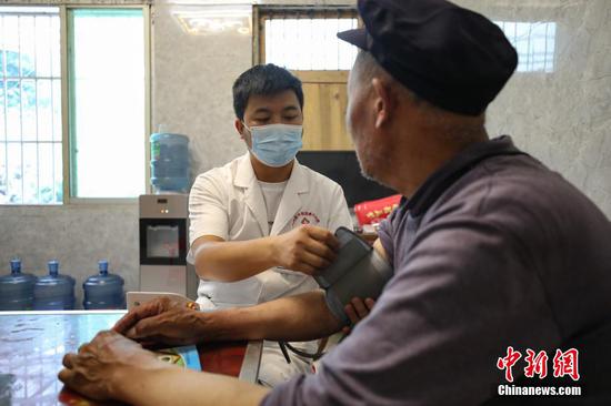 8月17日，李田书在琊川镇大兴村一位患者家中巡诊。 瞿宏伦 摄
