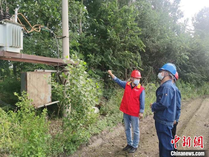 电力工作人员在乌鲁木齐市米东区检查农业供电设施状态。　窦浩平　摄