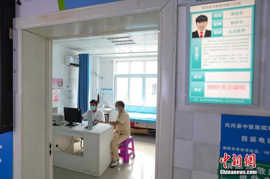 8月17日，李田书在琊川镇中心卫生院门诊接诊。瞿宏伦 摄
