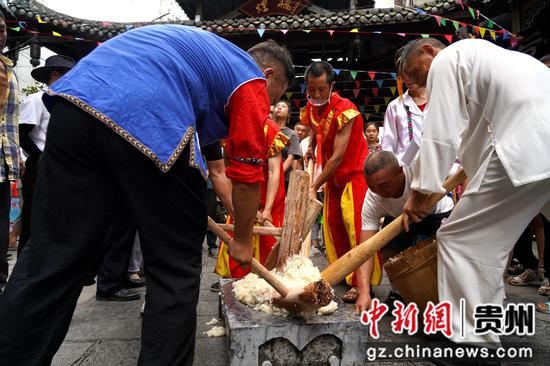 8月19日，在贵州省务川自治县浞水镇的吃新节活动中，游客正在体验打糍粑。