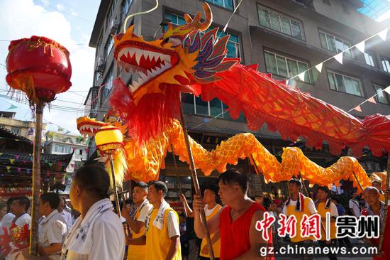 8月19日，在贵州省务川自治县浞水镇吃新节活动中，正在进行舞龙表演。