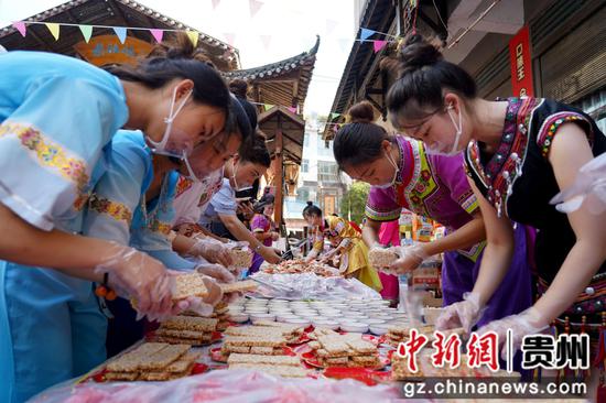 8月19日，在贵州省务川自治县浞水镇吃新节活动中，正在为客人准备长席宴的美食。