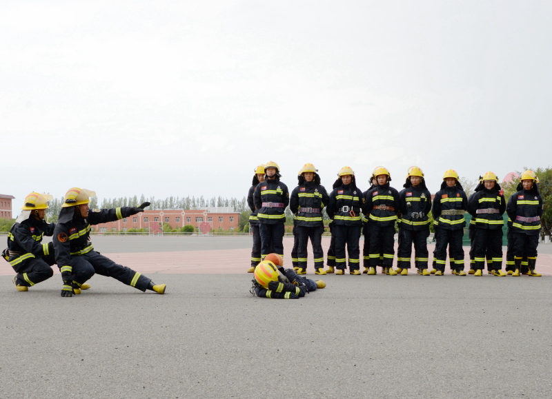 图为参训学员开展紧急避险科目训练。