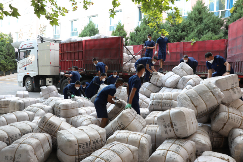 新疆伊犁消防奋战防疫一线搬运“援伊”防疫物资300吨。