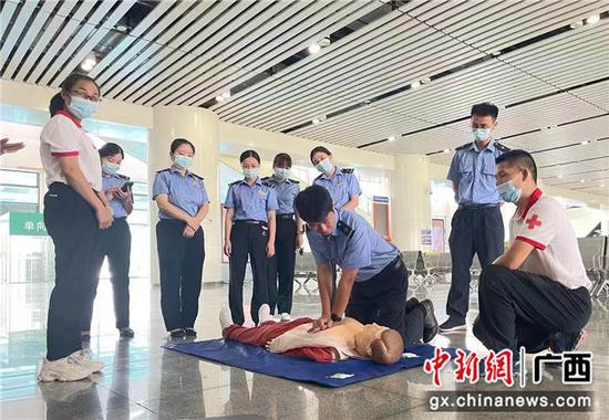 图为在红十字会指导下，来宾北站客运员进行心脏复苏模拟演练。黄琪 摄