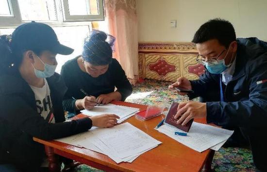 图为8月9日，新疆特克斯县农信社喀拉达拉镇信用社客户经理为当地牧民上门办理贷款。纳扎尔 摄