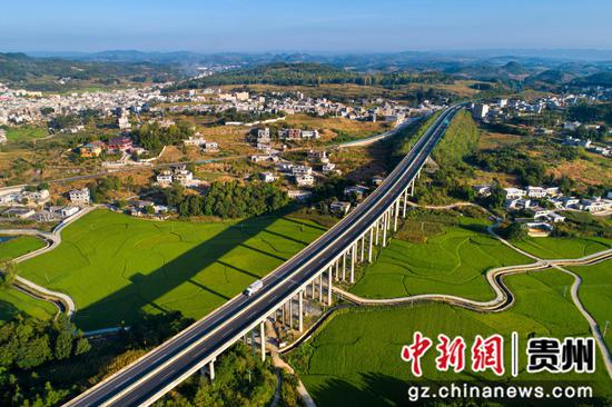 2022年8月21日，贵州省黔西市金碧镇优质水稻生产基地，水稻郁郁葱葱，与民居、高速交相辉映，美丽乡村活力强（无人机照片）。