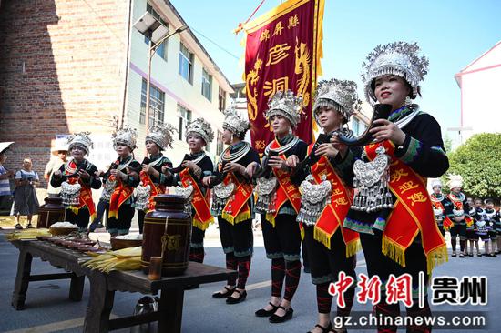 贵州锦屏侗族同胞载歌载舞迎歌节