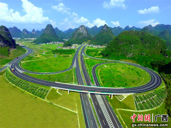 桂林至柳城高速公路总投资129亿元，于2021年12月建成通车。华邦建投集团供图