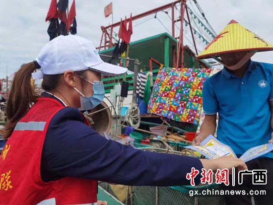 移动工作人员将贴心的服务送到渔民身边。