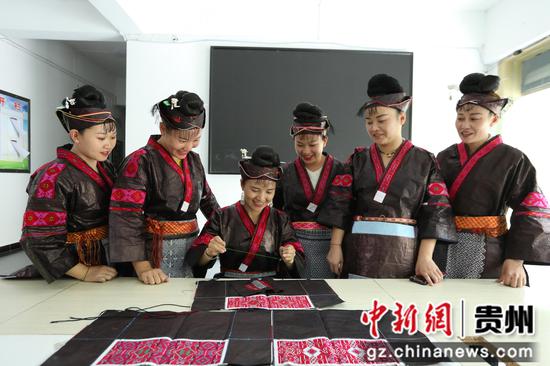 红绣传承人正在为学员讲授红绣技艺。刘梦摄