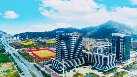 瓯江实验室启动期用房位于浙南科技城双创新天地、温州医科大学双子楼。