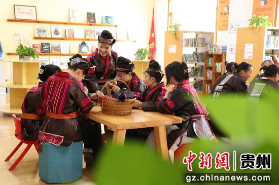 红绣传承人正在指导学员学习红绣。刘梦摄