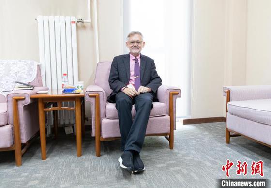 “用英语讲中国故事”活动形象大使潘维廉教授于21日来到天津师范大学参加启动仪式。　王在御　摄