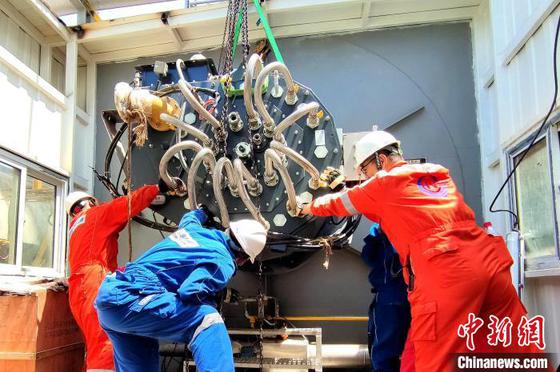 中国首座超稠油热采平台顺利完成蒸汽锅炉改造工作。　中国海油天津分公司供图