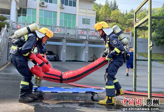 图为消防员进行抬假人救援训练。