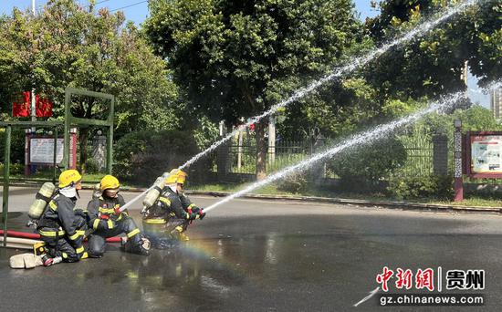 图为消防员在训练中。