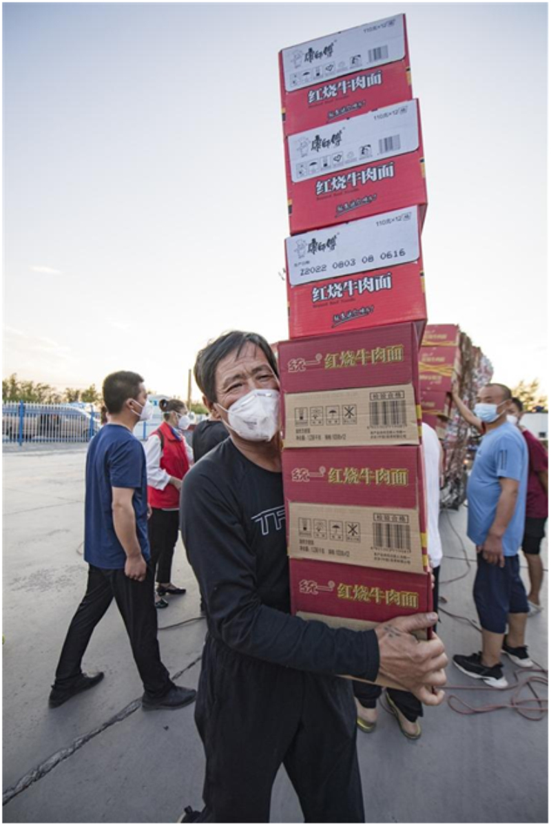 　　8月18日，昌吉州红十字会志愿者在搬运捐赠物资。


