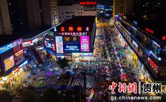 8月23日 务川自治县保元步行街夜市场景（无人机图）徐飞 摄