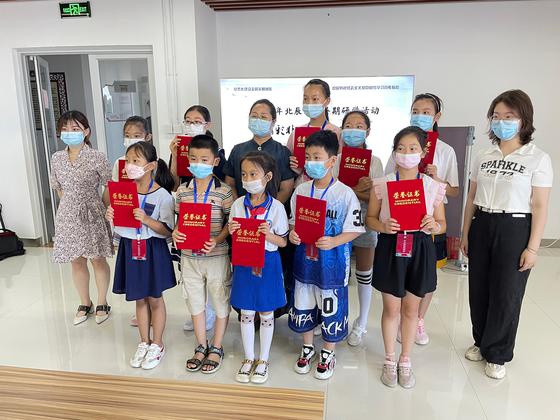 参加活动的小朋友获得“小小非遗志愿者”证书。天津市北辰区文化遗产保护中心供图