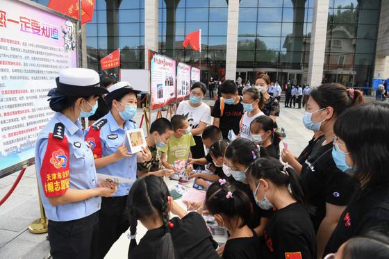 天津市公安局巾帼志愿服务队24日开展主题宣传服务活动。天津市妇联供图
