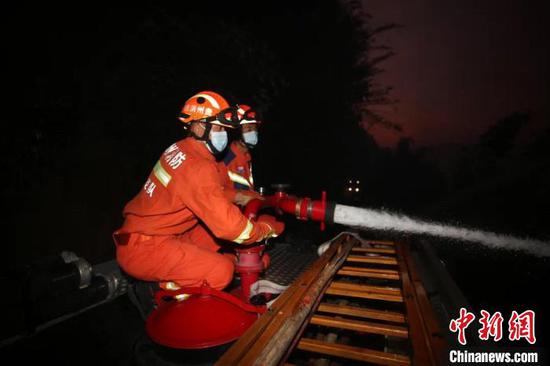 图为贵州消防指战员利用水炮扑灭山火。　贵州省消防救援总队供图