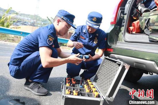 图为贵州消防指战员在做通信保障工作。　贵州省消防救援总队供图