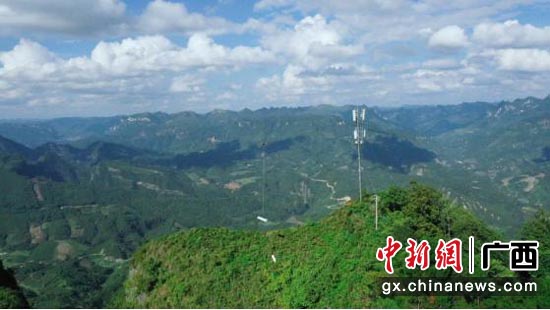 无人机在运送5G基站设备。