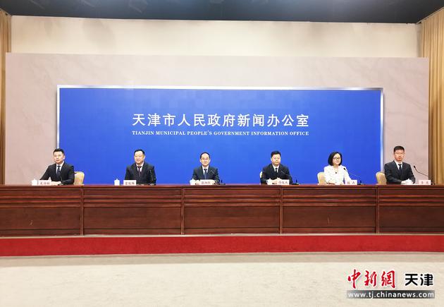 天津市政府新闻办25日举办“大力发展实体经济 提高经济发展质量和效益”主题新闻发布会。　王在御　摄