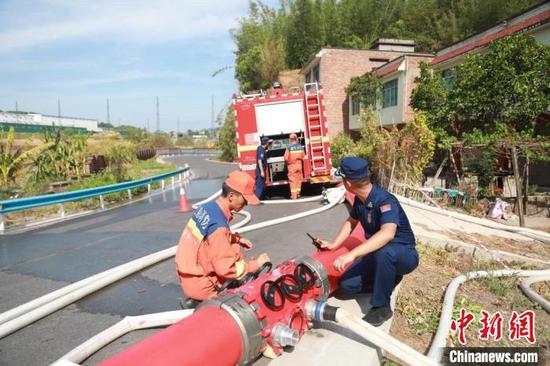 图为贵州消防指战员为救援分段供水。　贵州省消防救援总队供图