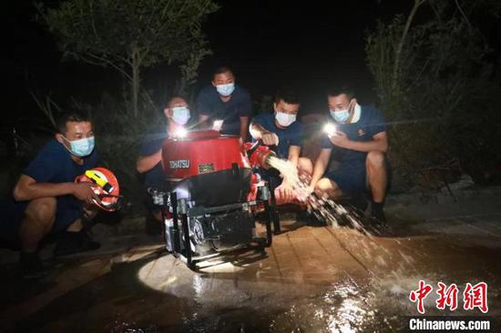 图为贵州消防指战员夜间维修机动泵。　贵州省消防救援总队 摄