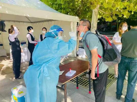 健步大会现场，按照新冠疫情防控规定，参与者在公园内进行核酸测试。 天津市体育局供图