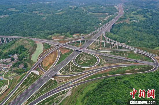 图为2022年5月30日，贵州福泉，航拍贵州贵（阳）黄（平）高速公路上寨枢纽互通。（无人机照片） 中新社记者 瞿宏伦 摄