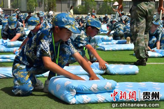 8月27日，新生在大方金塔英才学校操场叠军被。陈锦川 摄