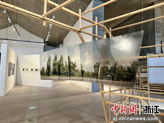 展览现场的装置 浙江省摄影家协会供图