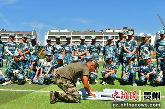 8月27日，教官在大方金塔英才学校给新生演示叠军被。陈锦川 摄