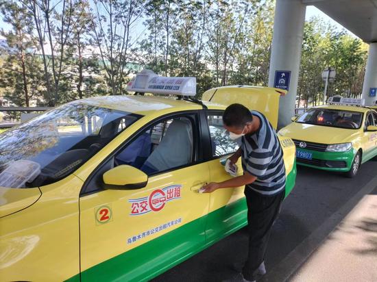 8月29日早上，乌鲁木齐市公交出租汽车有限公司驾驶员龚照年，正在车辆进行消毒工作。李卫军 摄