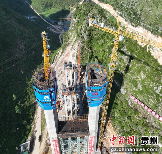 2022年8月26日，花江峡谷大桥安龙岸索塔塔柱浇筑完成100米