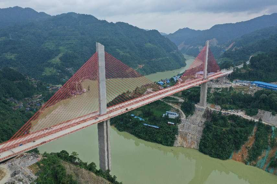 分行支持的剑榕高速清水江特大桥建设现场 进出口银行贵州省分行供图