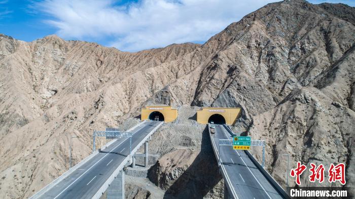 8月30日，由中国交建投资建设的新疆依若公路建成通车　中国交建供图