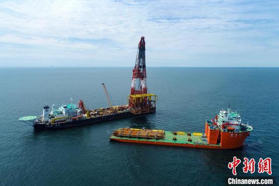图为渤中19-6 WHPC平台导管架正在进行海上安装。　中国海油天津分公司供图