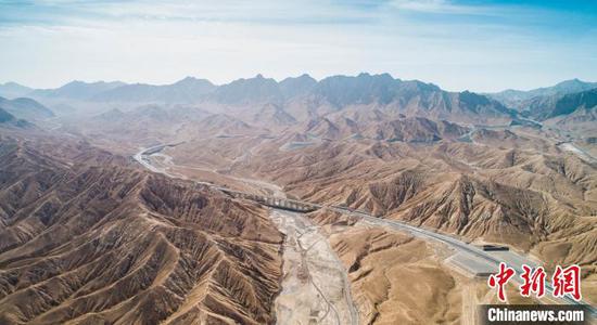 New expressway in Xinjiang preserves migration routes for wild animals
