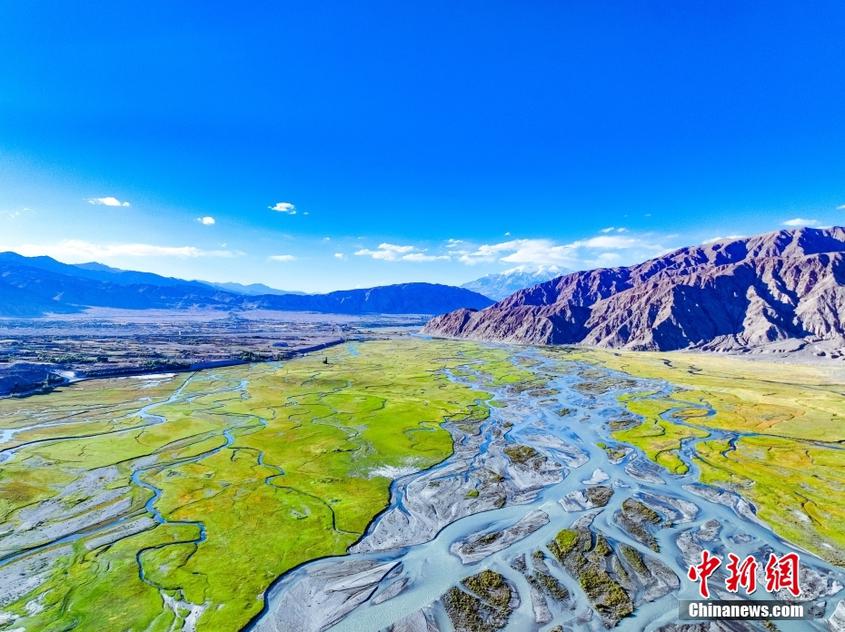 航拍新疆喀什濕地風光 草灘與群山呈現美麗畫卷