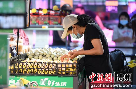 9月2日，市民在贵阳市南明区惠民生鲜合力超市南浦路店选购鸡蛋。