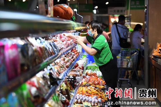 9月2日，贵阳市南明区惠民生鲜合力超市南浦路店工作人员摆放商品。
