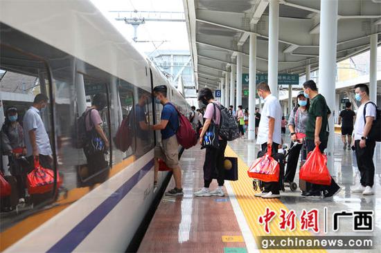 图为旅客在桂林北站站台有序乘降。李洪锐 摄