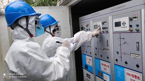 国网乌鲁木齐供电公司工作人员进行设备调试。马小峻 摄