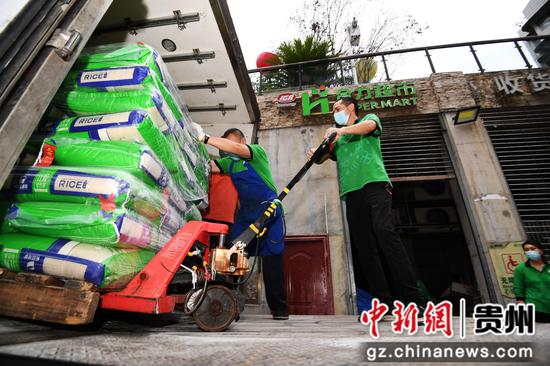 9月2日，贵阳市南明区惠民生鲜合力超市南浦路店工作人员正在搬运大米。