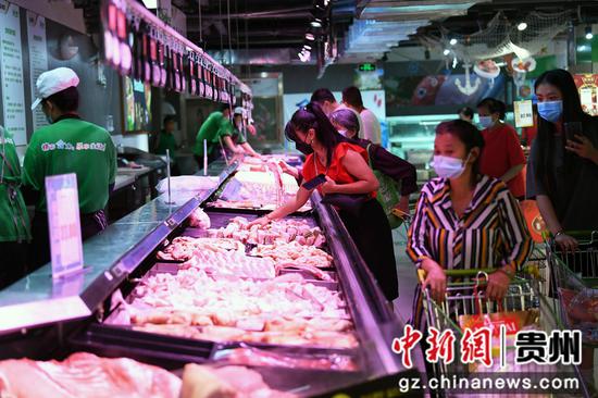 9月2日，市民在贵阳市南明区惠民生鲜合力超市南浦路店选购猪肉。